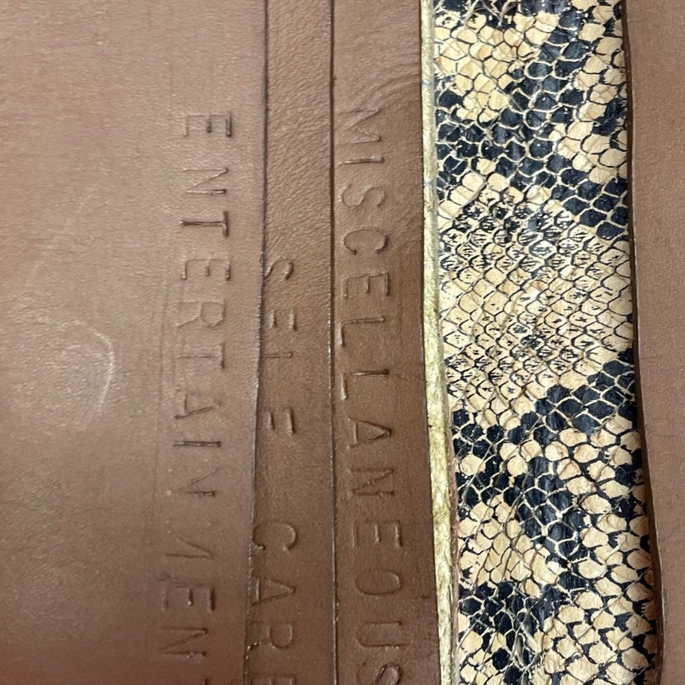 Leather snake skin wallet has cash pockets so that you can stick to your budget - Picture 6 of 14